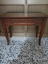 Tavolino in legno di noce massello 