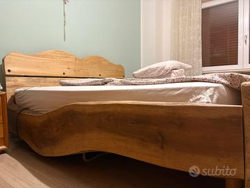 Letto matrimoniale fatto artigianalmente in legno