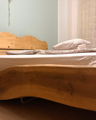Letto matrimoniale fatto artigianalmente in legno