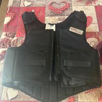 Giubbotto e casco cavallo
