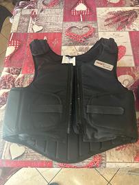 Giubbotto e casco cavallo