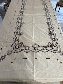 Tovaglia antica e ricamata a mano