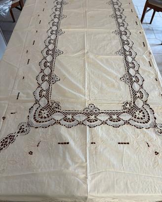 Tovaglia antica e ricamata a mano