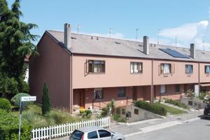 San Gottardo: villa tricamere di testa con tave...