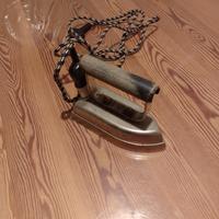 vecchio ferro da stiro 