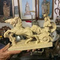 Statua l guerriero romano su carro con cavalli