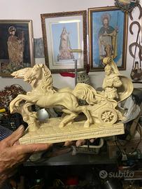 Statua l guerriero romano su carro con cavalli