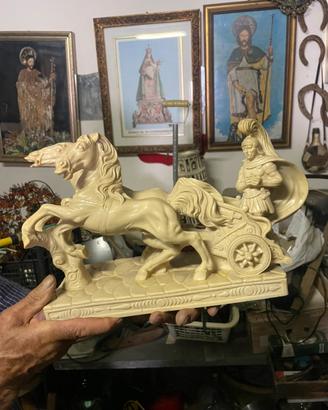 Statua l guerriero romano su carro con cavalli