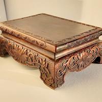 Antica base cinese in legno duro