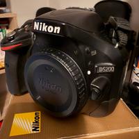 Fotocamera Nikon D5200 con obiettivo 50mm f/1.8
