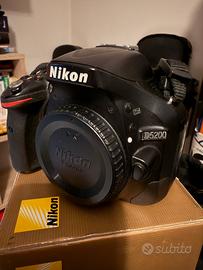 Fotocamera Nikon D5200 con obiettivo 50mm f/1.8