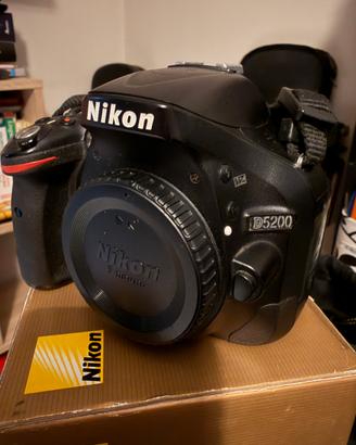 Fotocamera Nikon D5200 con obiettivo 50mm f/1.8