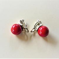 Coppia di orecchini a clip con sfera rossa