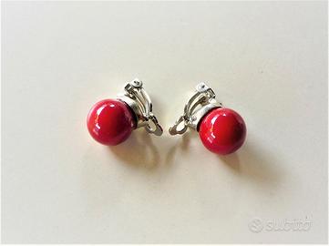 Coppia di orecchini a clip con sfera rossa