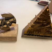 Scultura arnaldo pomodoro e gio pomodoro