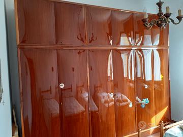 Armadio con sopralzo e ante a battente in ciliegio