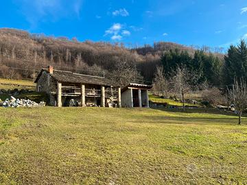 Cascina con terreno