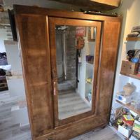 Armadio in legno con specchio