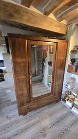 Armadio in legno con specchio
