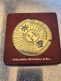 Calendario perpetuo vintage in ottone e legno