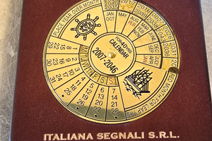 Calendario perpetuo vintage in ottone e legno