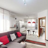 MODERNO TRILOCALE SU DUE LIVELLI CON BALCONE E BOX