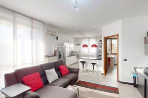 MODERNO TRILOCALE SU DUE LIVELLI CON BALCONE E BOX