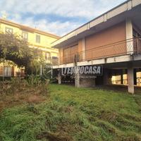 VILLA CON BOX E GIARDINO