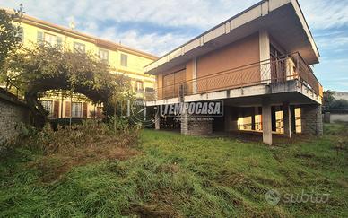 VILLA CON BOX E GIARDINO