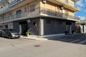 Locale commerciale 145 mq ad angolo su Via Foggia