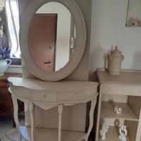 specchio e consolle bianchi in stile classico 