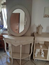 specchio e consolle bianchi in stile classico 