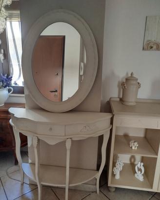 specchio e consolle bianchi in stile classico 