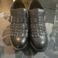 Scarpe nere con frange e borchie stile mocassino