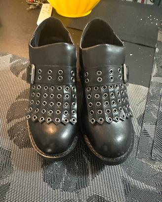 Scarpe nere con frange e borchie stile mocassino