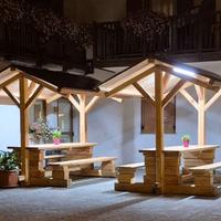 Tavolo da giardino con copertura