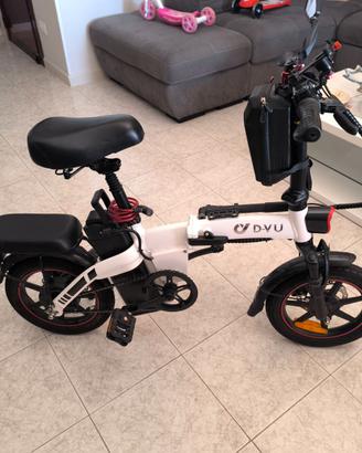 Bicicletta Elettrica DYU A5 White accessoriata