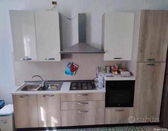 Cucina completa con forno e cappa