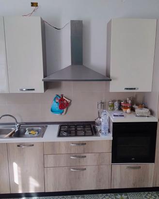 Cucina completa con forno e cappa