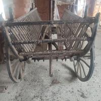 Carro di legno antico trainato da buoi