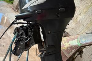 Motore fuoribordo suzuki più un altro per pezzi