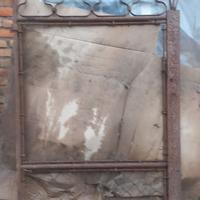 Cancello antico in ferro pieno