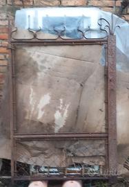 Cancello antico in ferro pieno
