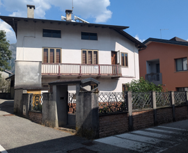 Casa su tre livelli con doppia corte e garage