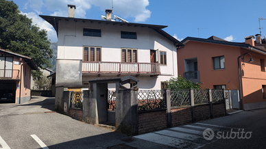 Casa su tre livelli con doppia corte e garage