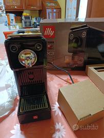 Macchina del caffè Illy a capsule