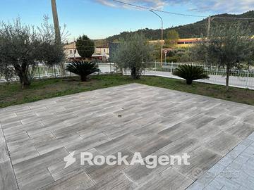 LOCALE COMMERCIALE CON AREA ESTERNA