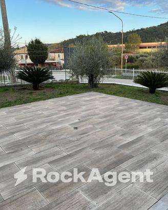 LOCALE COMMERCIALE CON AREA ESTERNA