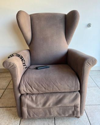 Poltrona con alzata assistita in velluto