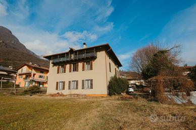 Romagnano edificio su tre piani con terreno